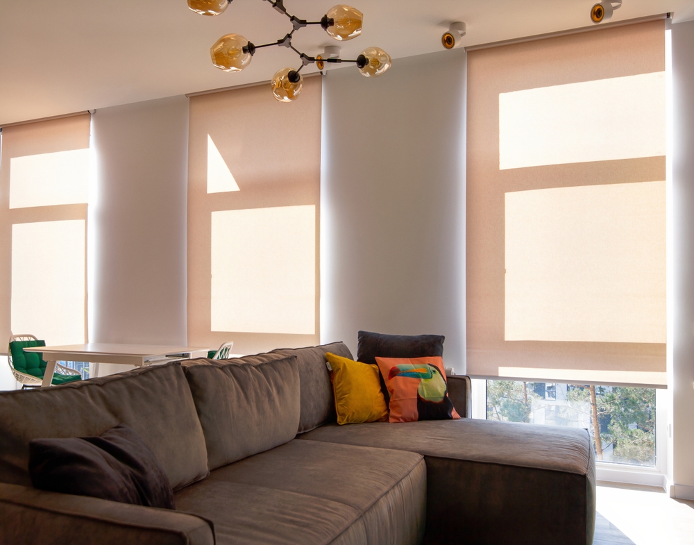 Do motorized blinds need to be plugged in